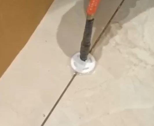 小金瓷砖空鼓维修公司专业解答瓷砖在铺贴过程中，如果没有涂抹均匀到位的粘结材料（如水泥砂浆或瓷砖胶），可能会导致以下问题