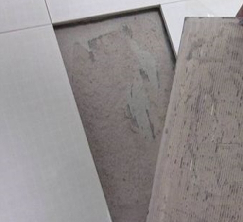 小金瓷砖空鼓维修公司分享瓷砖铺贴时如果打浆（即涂抹在瓷砖背面和基层上的砂浆或瓷砖胶）过少，会带来以下问题